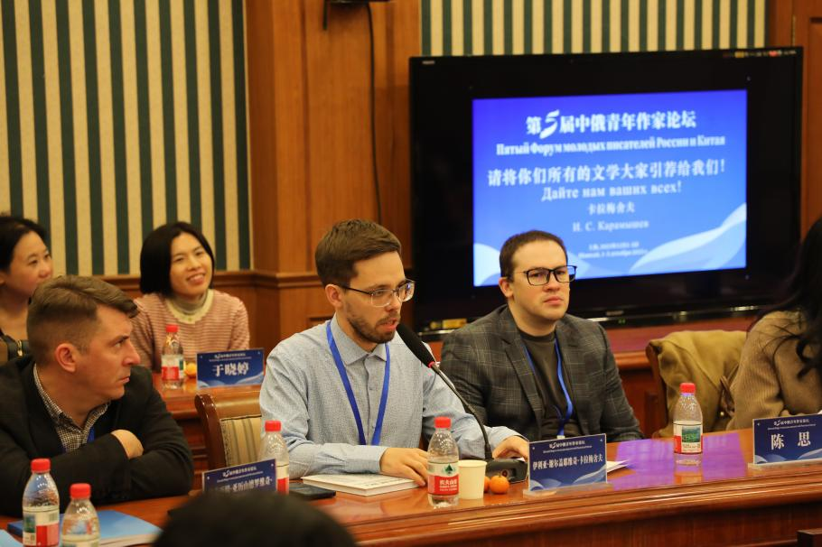 图片 卡拉梅舍夫做大会发言.png