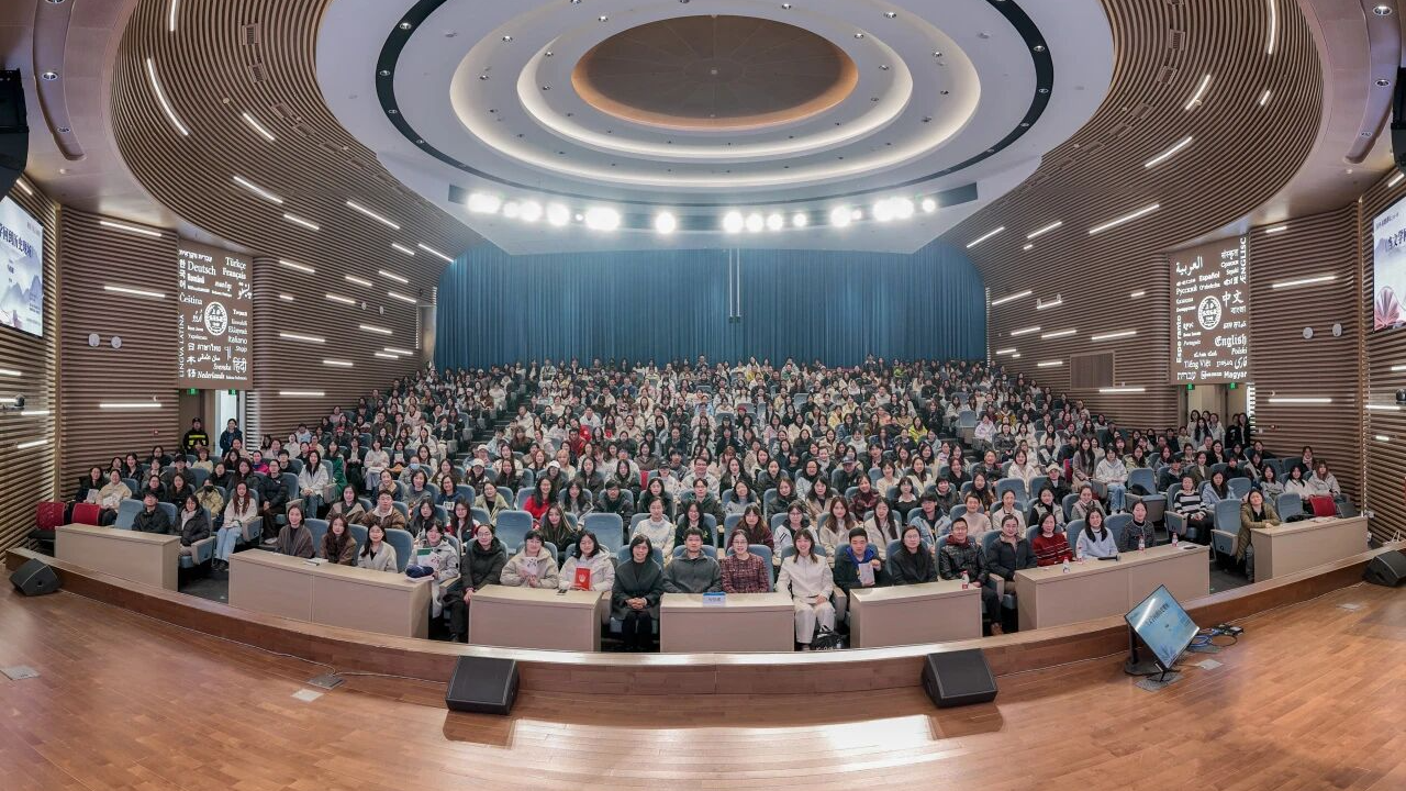 作家马伯庸《当文学回到历史现场》讲座在上外举行